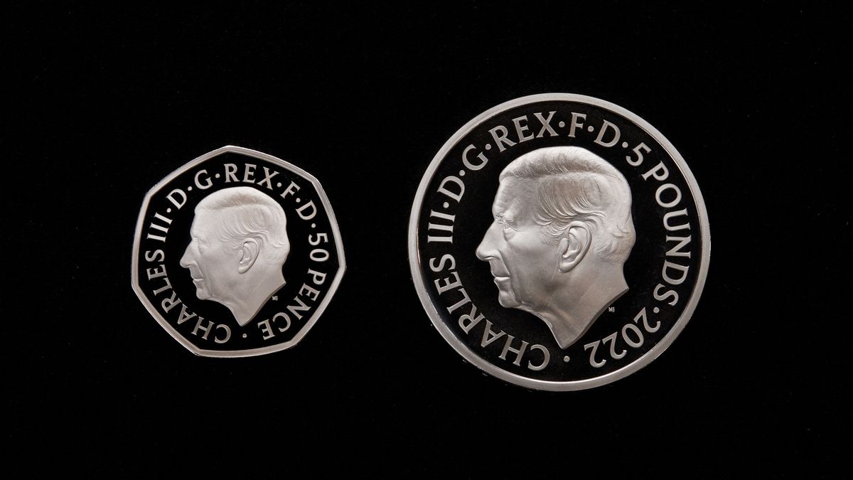 Británie ukázala mince s Karlem III. Na rozdíl od královny na nich nemá korunu